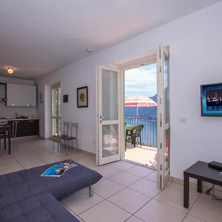 Sleeps 6 Pool Air Con