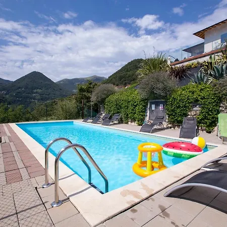 Sleeps 6 Pool Air Con