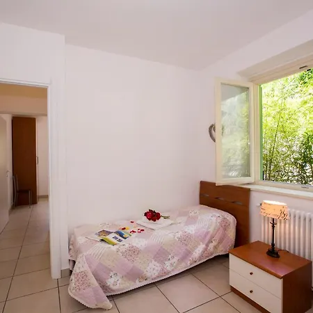 Sleeps 6 Pool Air Con *