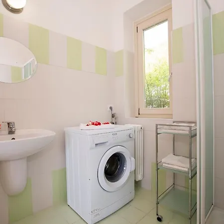 Sleeps 6 Pool Air Con